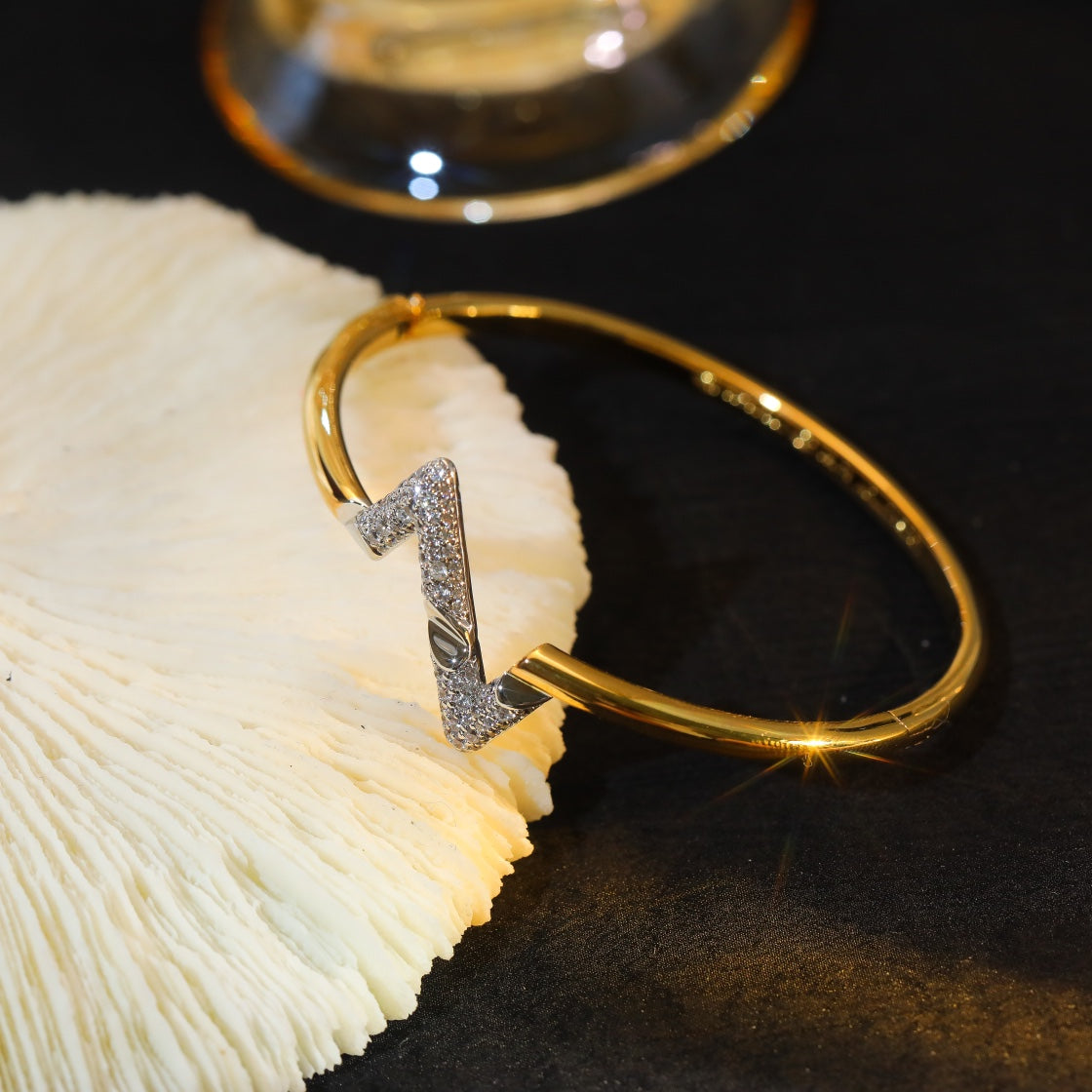 [Peak]VOLTE UPSITE DOWN GOLD DIAMOND BRACELET