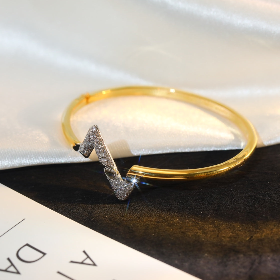 [Peak]VOLTE UPSITE DOWN GOLD DIAMOND BRACELET
