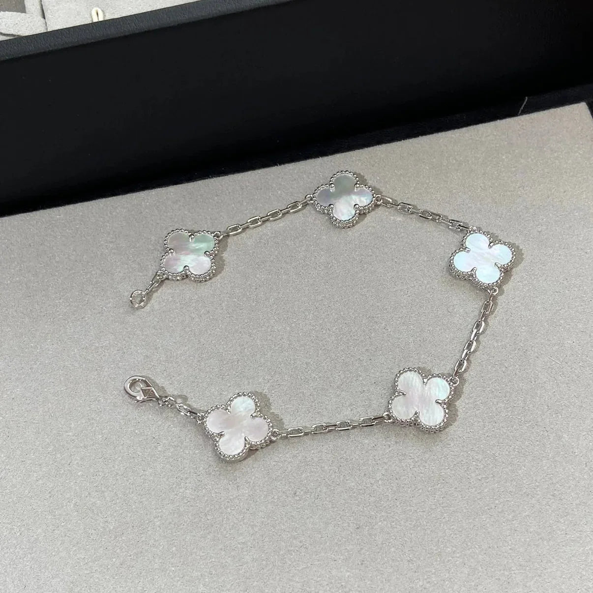 [Peak]LUCKY CLOVER 5-MOTIF BRACELET - WHITE MOTHER-OF-PEARL COLLECTION