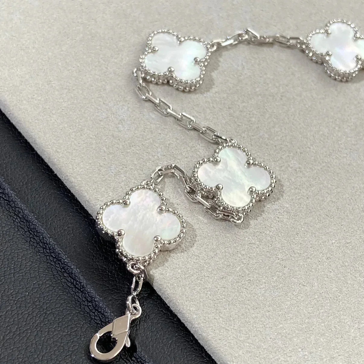 [Peak]LUCKY CLOVER 5-MOTIF BRACELET - WHITE MOTHER-OF-PEARL COLLECTION