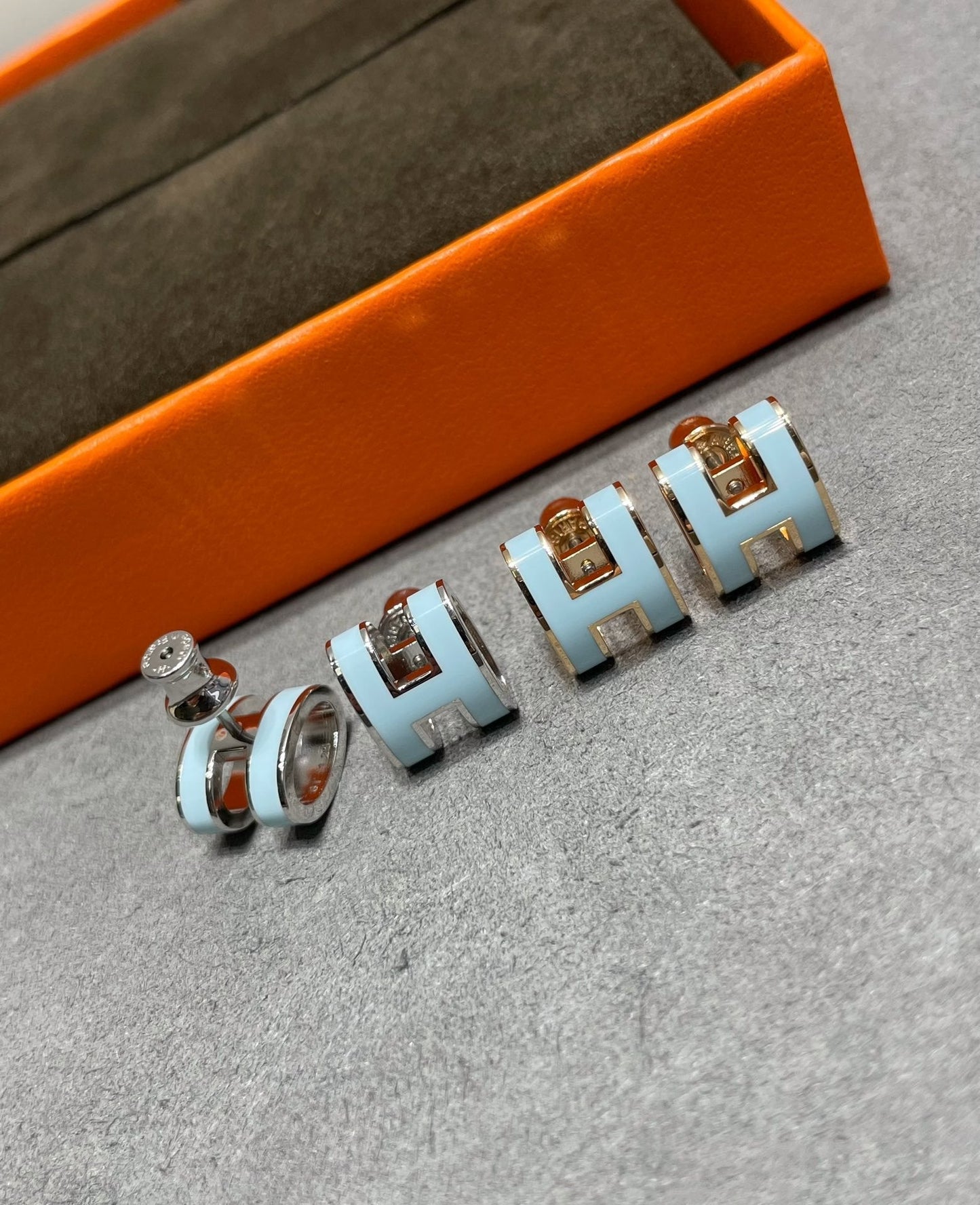 [Peak]POP H SKY BLUE STUD EARRINGS