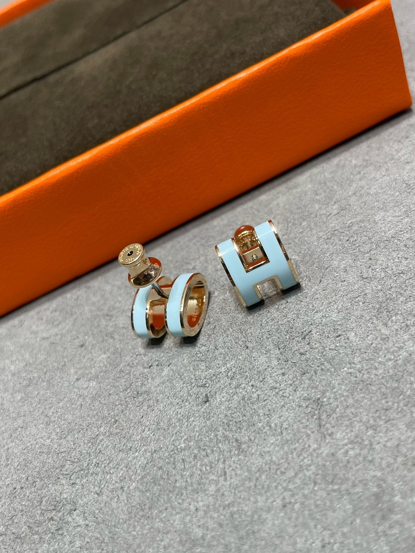 [Peak]POP H SKY BLUE STUD EARRINGS