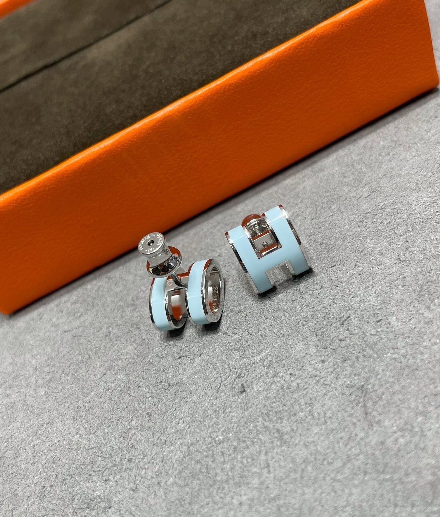 [Peak]POP H SKY BLUE STUD EARRINGS