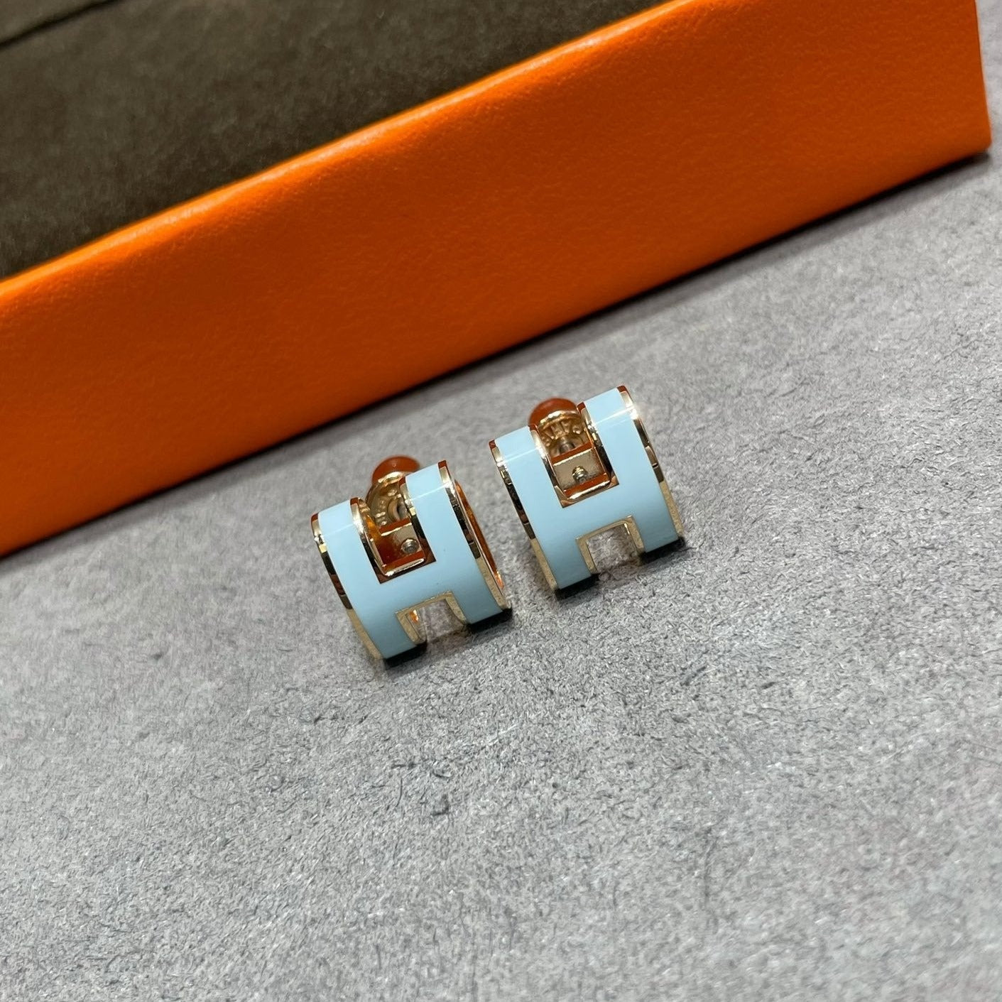 [Peak]POP H SKY BLUE STUD EARRINGS