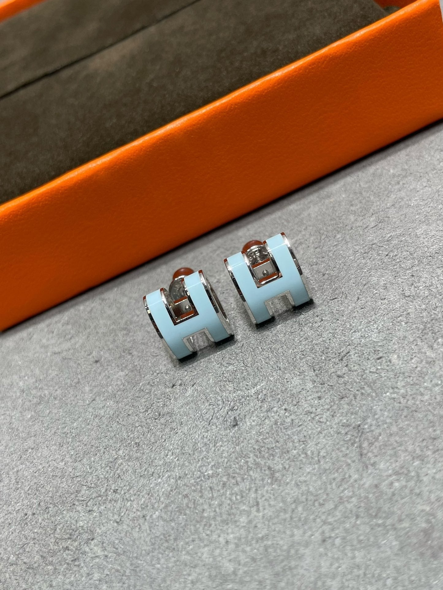 [Peak]POP H SKY BLUE STUD EARRINGS