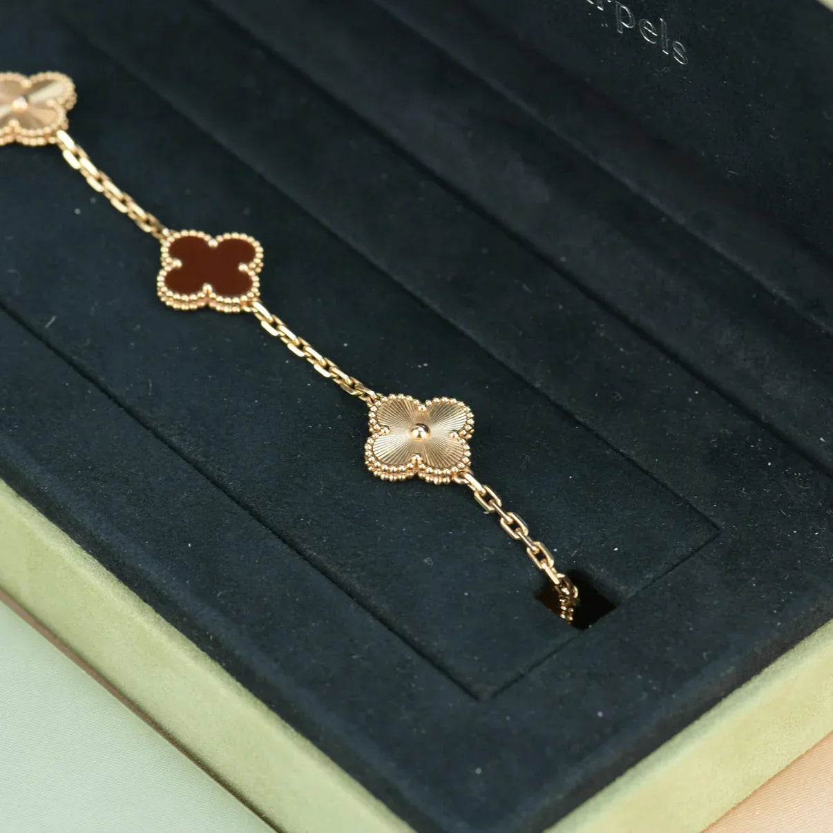 [Peak]LUCKY CLOVER 5-MOTIF BRACELET - RED CARNELIAN COLLECTION