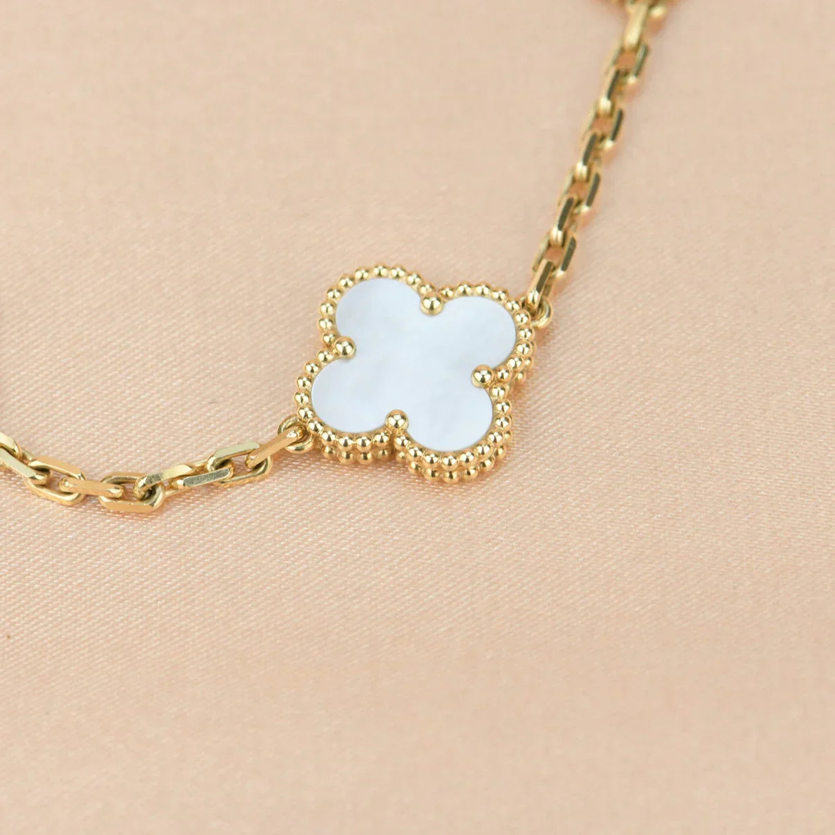 [Peak]LUCKY CLOVER 5-MOTIF BRACELET - WHITE MOTHER-OF-PEARL COLLECTION
