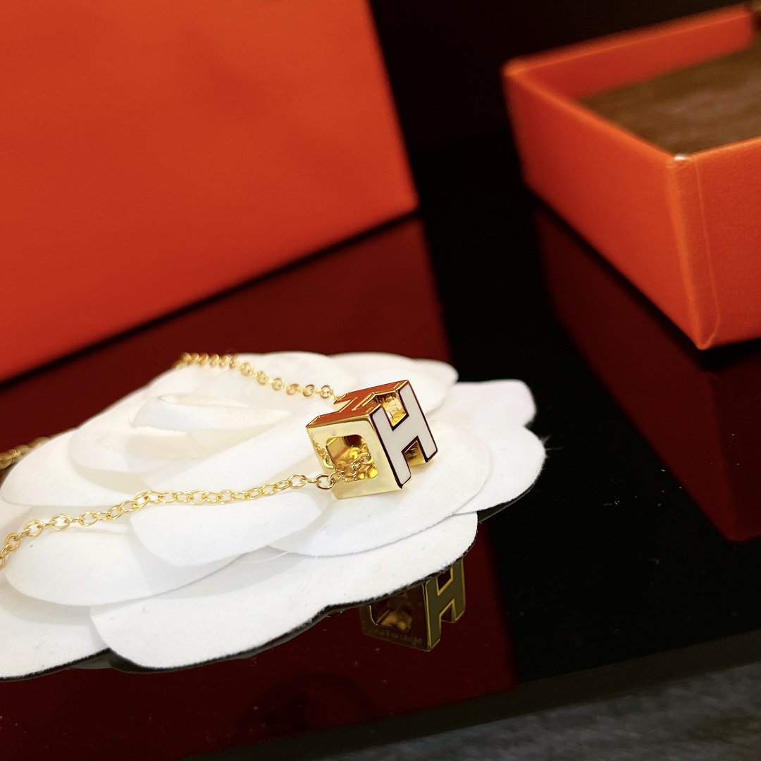 [Peak]H WHITE SQUARE GOLD NECKLACE