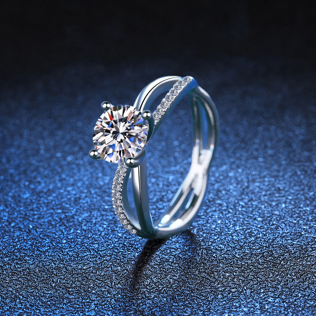 [Peak]ELEGANT 4-PRONG CROSSOVER MOISSANITE ENGAGEMENT RING