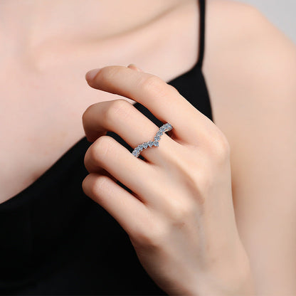 [Peak]ELEGANT V-SHAPED CHEVRON MOISSANITE RING