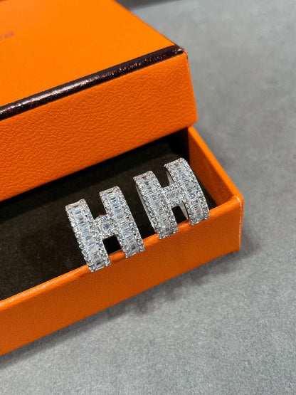 [Peak]H STUD EARRINGS WITH SILVER DIAMONDS