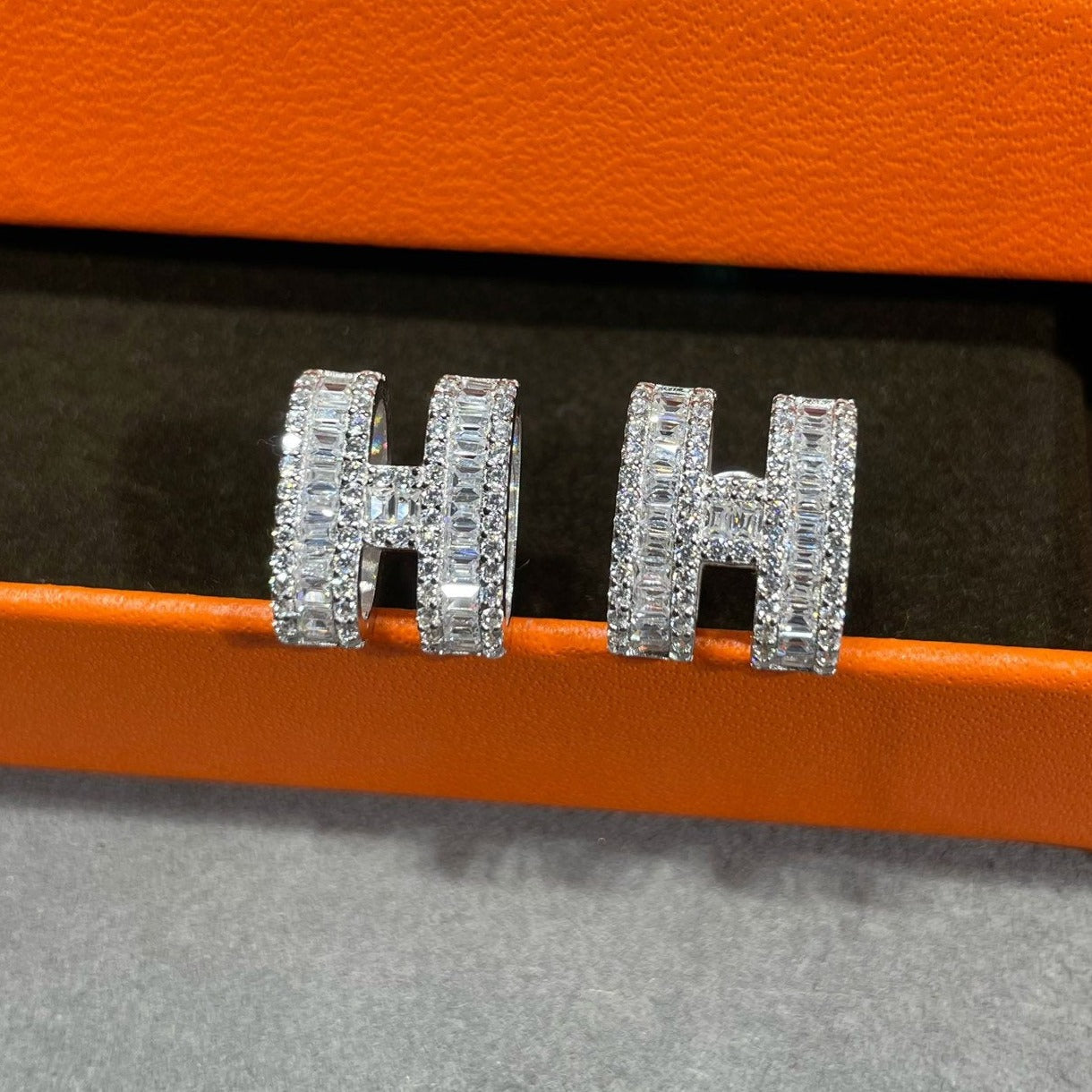 [Peak]H STUD EARRINGS WITH SILVER DIAMONDS