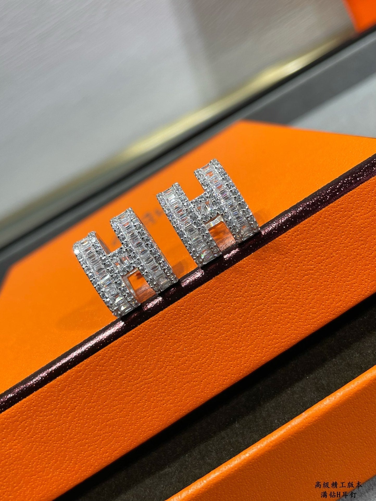 [Peak]H STUD EARRINGS WITH SILVER DIAMONDS