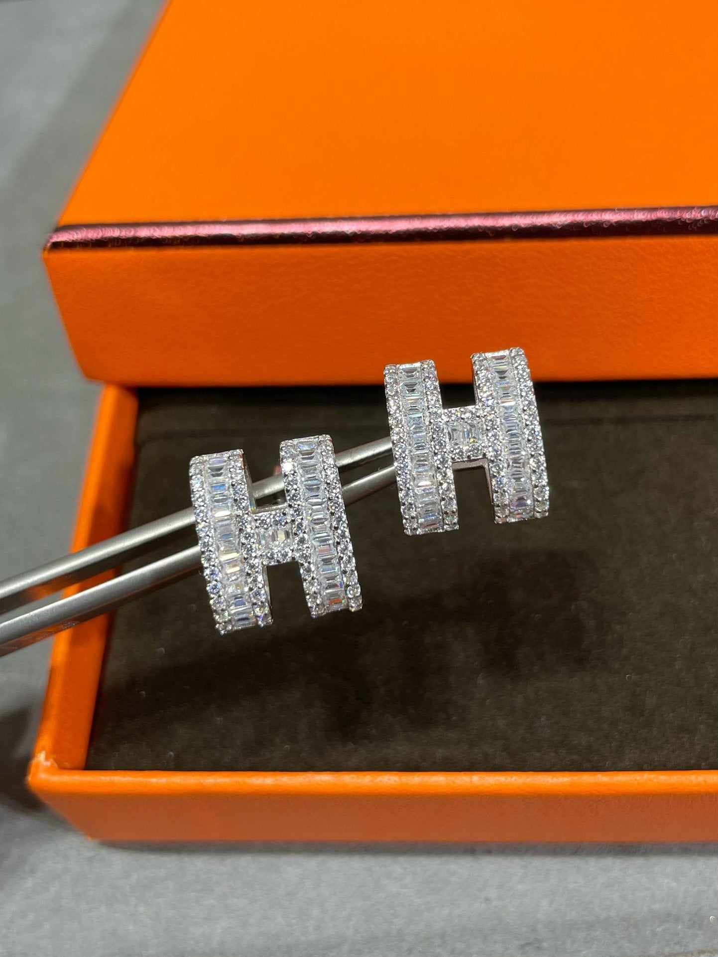 [Peak]H STUD EARRINGS WITH SILVER DIAMONDS