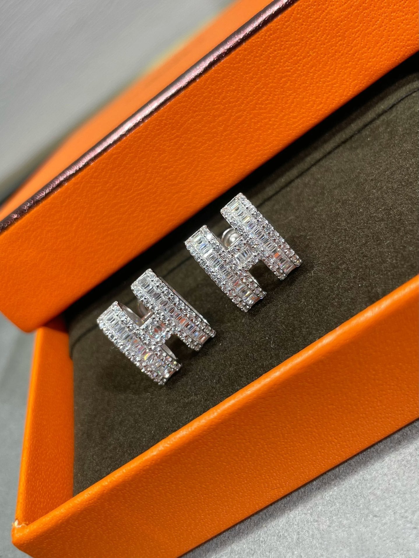 [Peak]H STUD EARRINGS WITH SILVER DIAMONDS