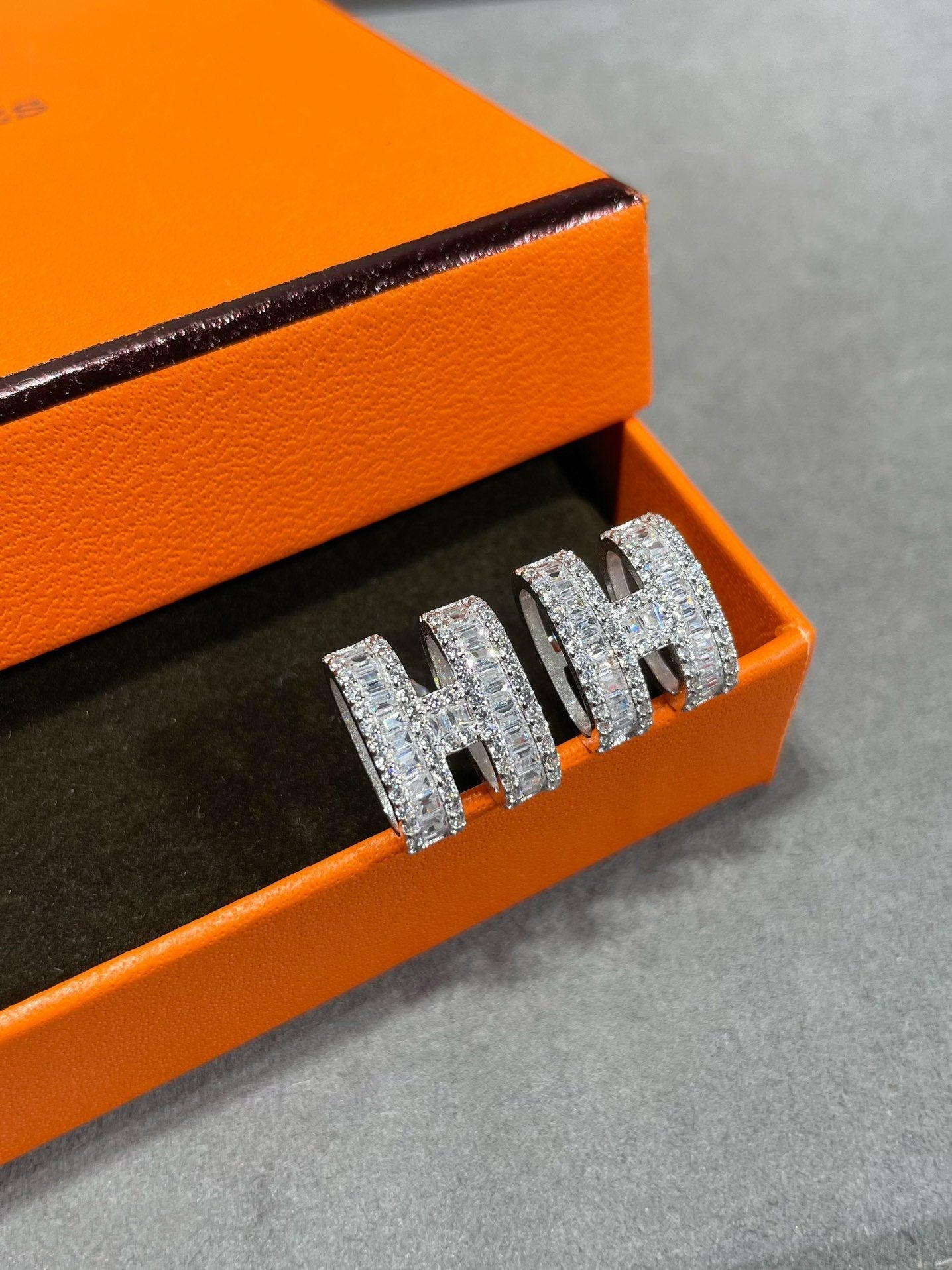 [Peak]H STUD EARRINGS WITH SILVER DIAMONDS