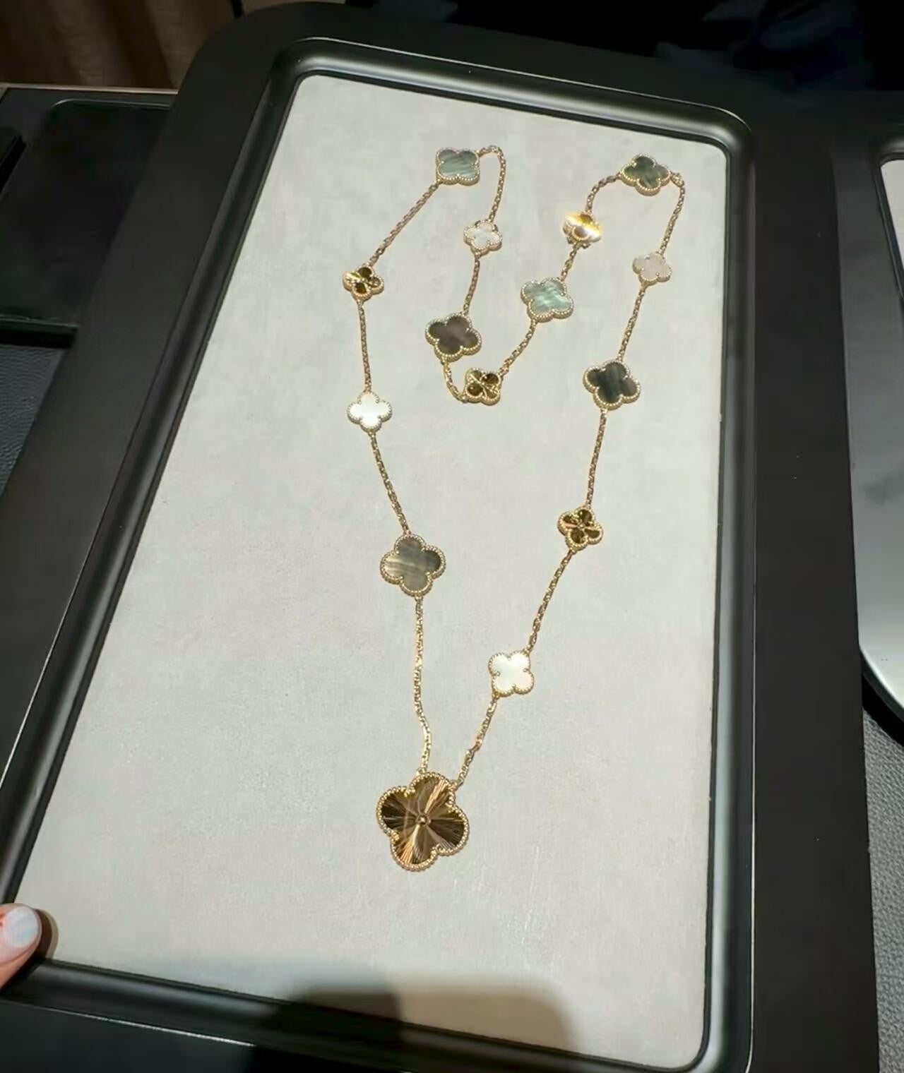 [Peak]DETACHABLE 15-MOTIF CLOVER STATEMENT SET - GREY MOTHER-OF-PEARL & LASER