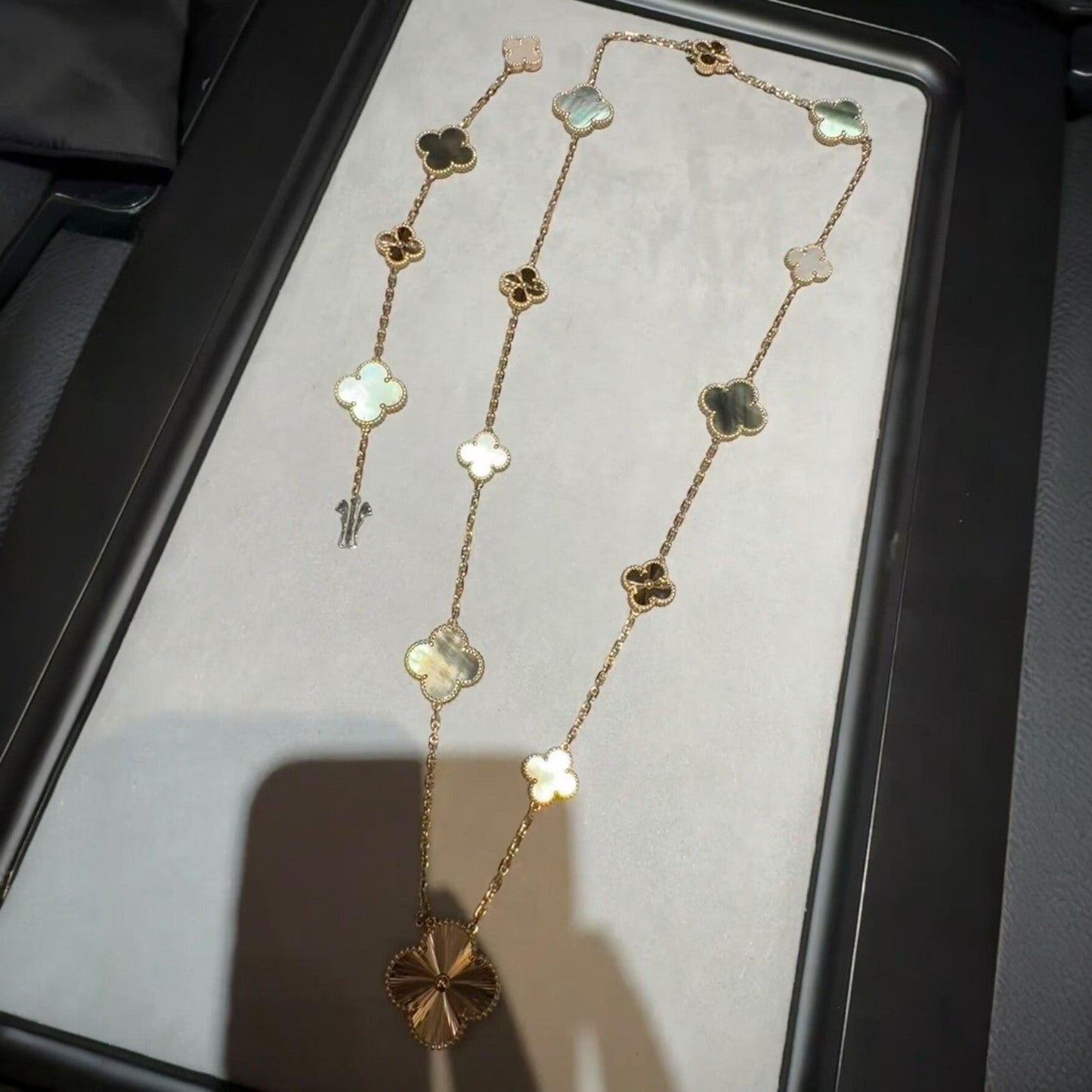 [Peak]DETACHABLE 15-MOTIF CLOVER STATEMENT SET - GREY MOTHER-OF-PEARL & LASER