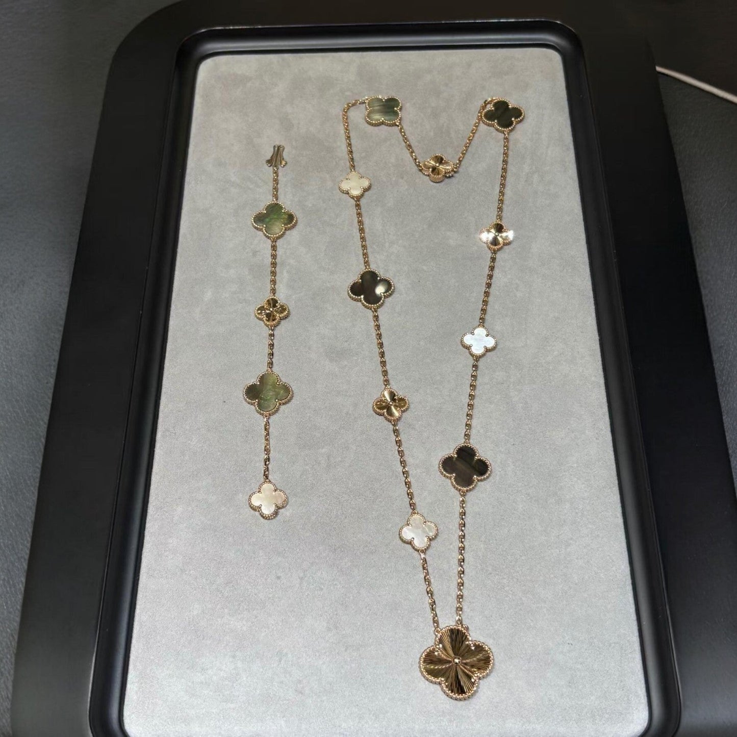 [Peak]DETACHABLE 15-MOTIF CLOVER STATEMENT SET - GREY MOTHER-OF-PEARL & LASER