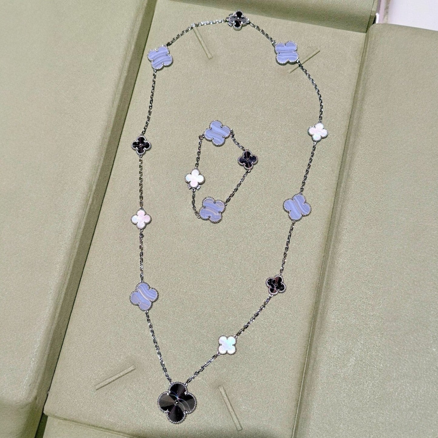 [Peak]DETACHABLE 15-MOTIF CLOVER STATEMENT SET - PURPLE CHALCEDONY & LASER