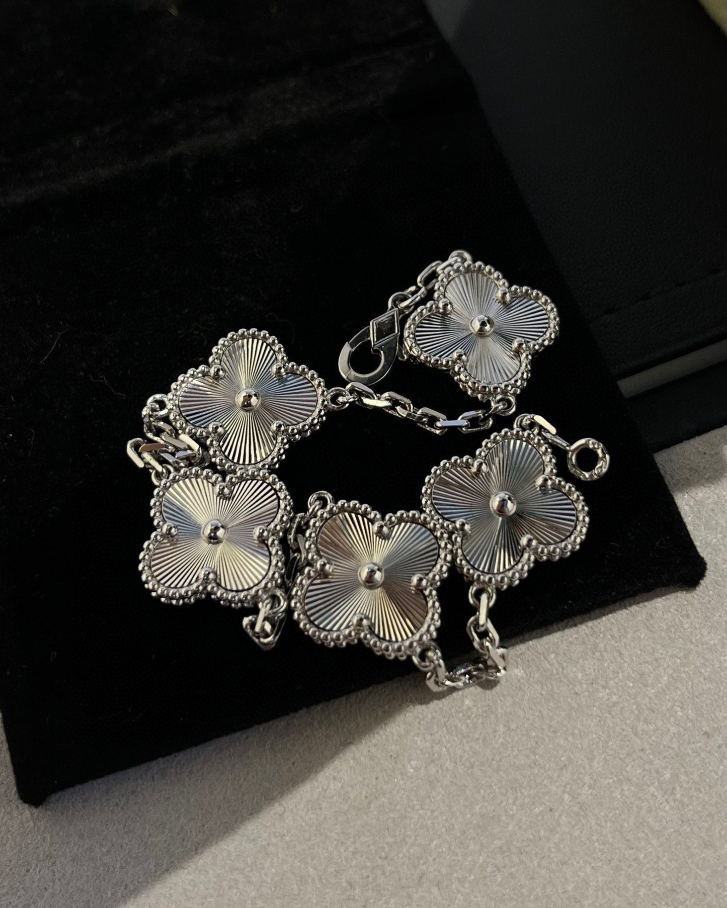 [Peak]LUCKY CLOVER 5-MOTIF BRACELET - LASER COLLECTION