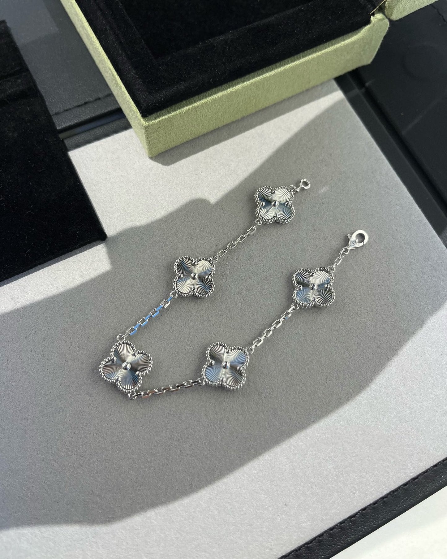 [Peak]LUCKY CLOVER 5-MOTIF BRACELET - LASER COLLECTION